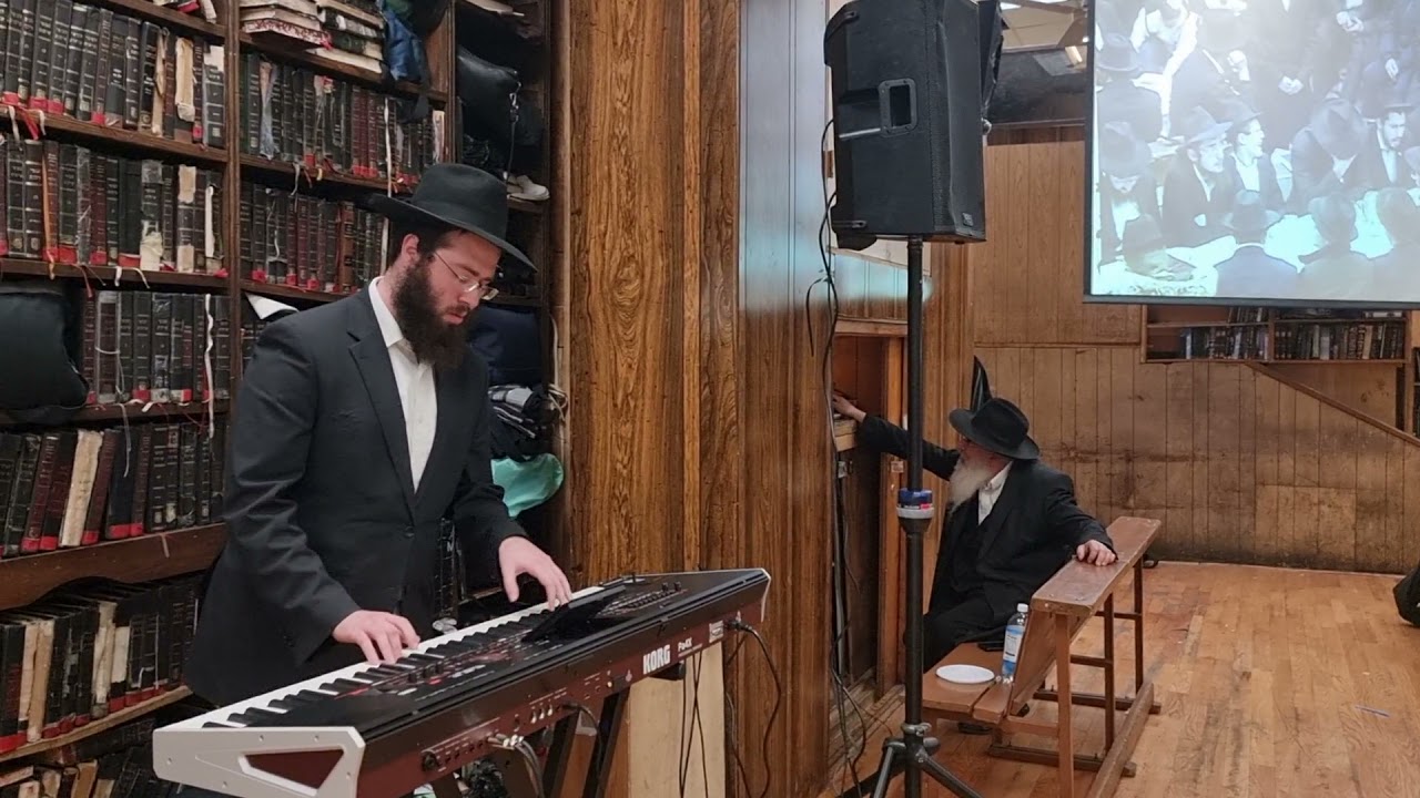 Yud Tes Kislev Farbrengen 770 Singing Daled Bovos
