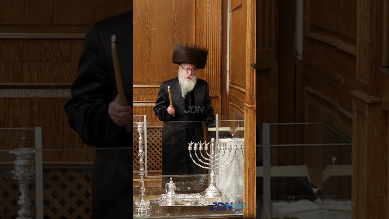 האדמו"ר מצאנז קלויזענבורג ביי הדלקת נרות חנוכה