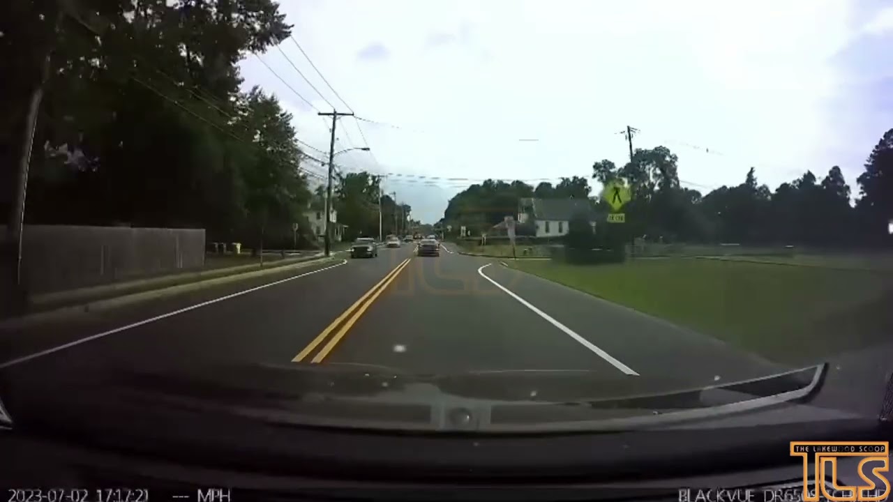 Driver purposely fails to yield to emergency vehicle, brake-checks him and curses