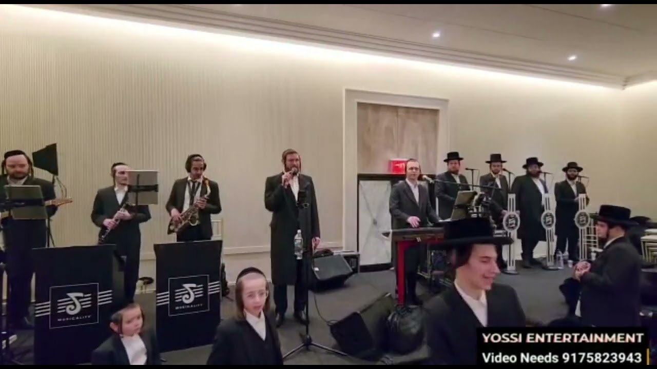 הזמר שלמה זלמן פערל עם הקלידן יוסי שטענדיג ותזמרתו