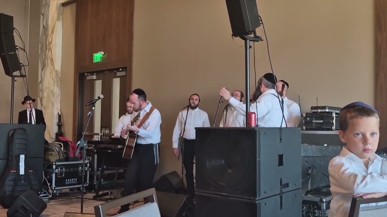 נפתלי קמפה עם מקהלת שירה והקלידן בני בראנדסדופר