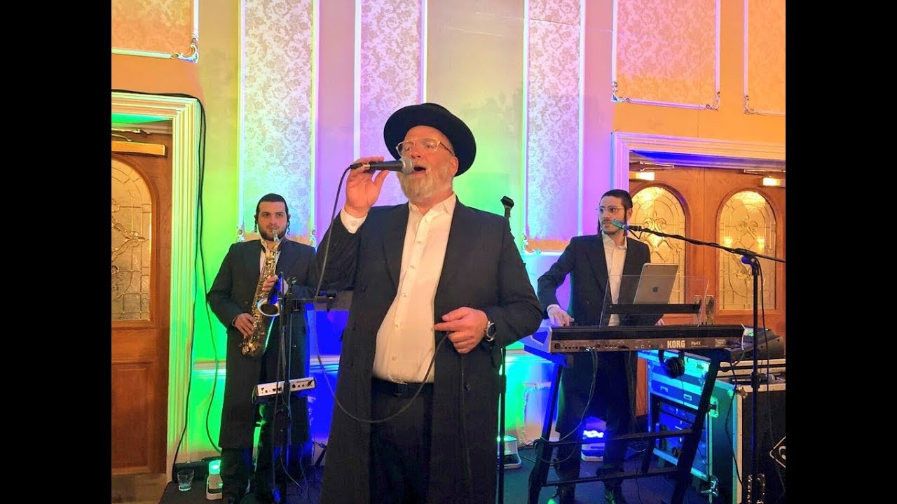 Michoel Schnitzler sings psach lunee shar from MBD with Levi lesin~מיכאל שניצלער-פתח לנו שער