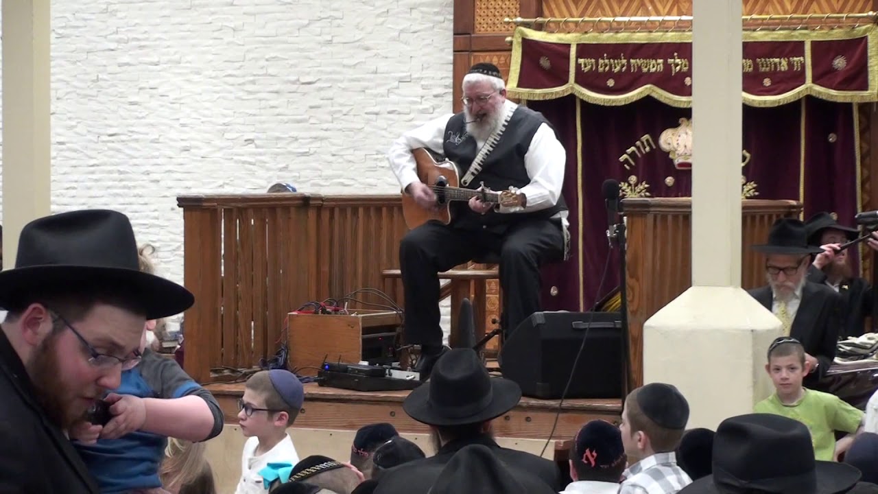 Chaim Fogelman Sings "Can You Hear The Footsteps Of Moshiach"