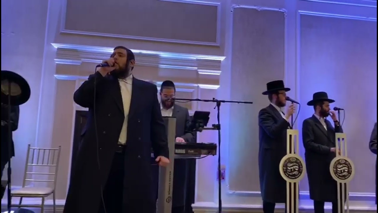 שמילי אונגר עם מקהלת שירה והקלידן והמעבד שימי לוי