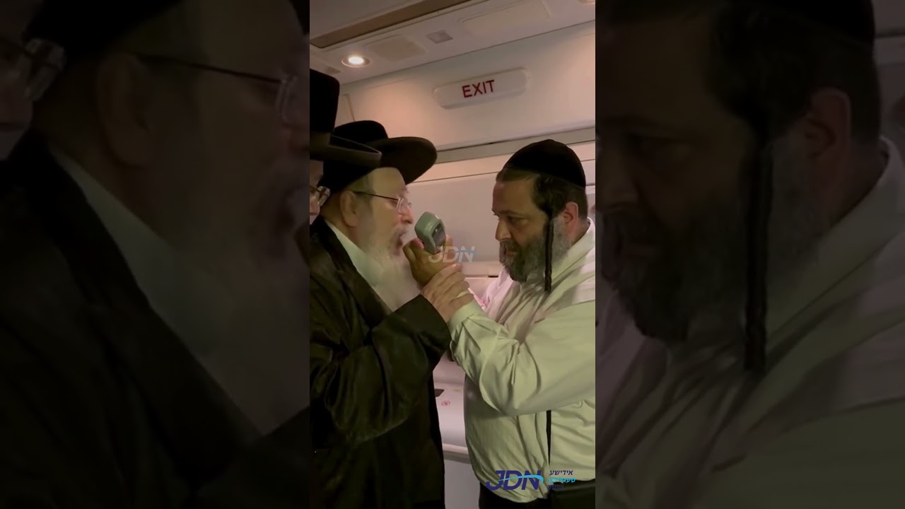 האדמו"ר מטאהש טרעט אויף מיט דברות קודש אויפן טשארטער פליגער ביים מסע הקודש צום שטאט טאהש
