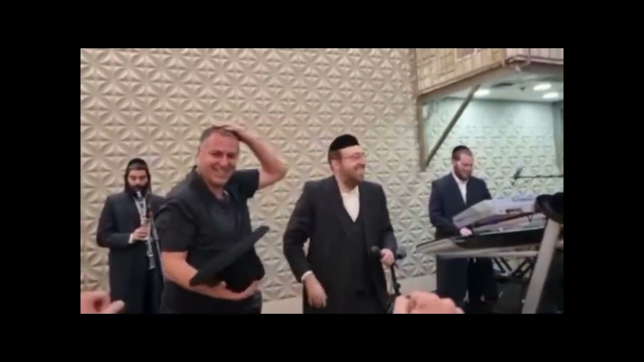 אהרל’ה סמט ואברומי בלטי והקלידן איציק אייזנשטט מקפיצים את רחבת הריקודים בחתונה