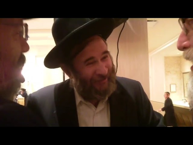 Michoel Schnitzler with the Nikelsburg Rebbe ❤️❤️❤️