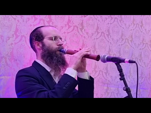 נחמן צוקר מנגן על כלי מיוחד  "סקסונט"