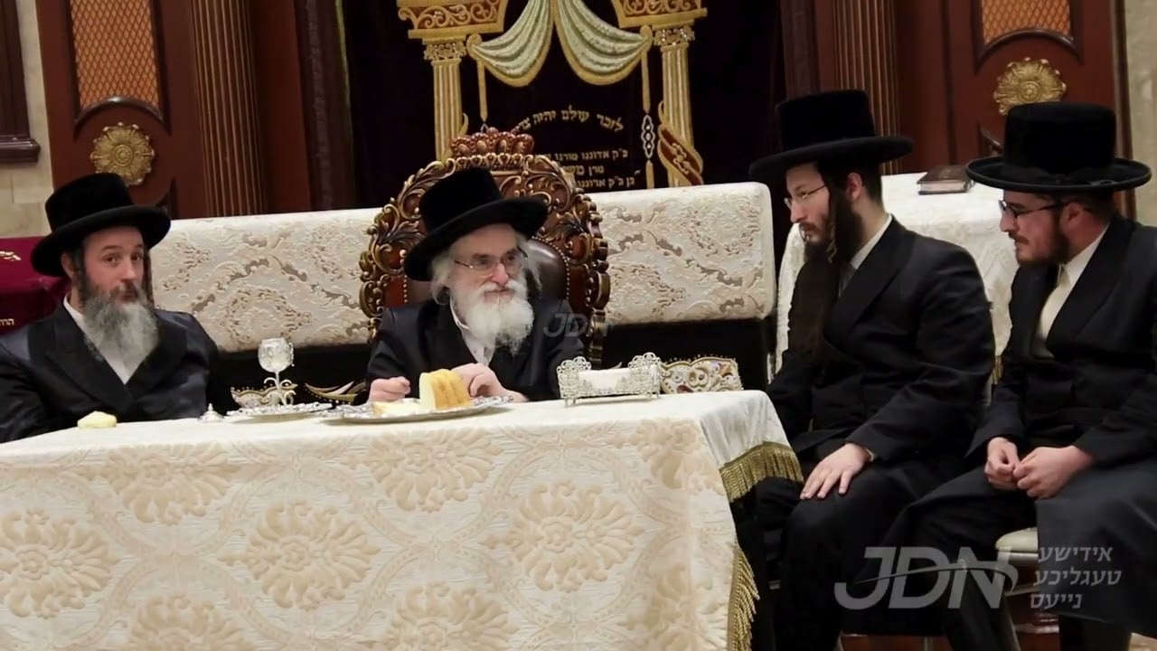 האדמו"ר מוויזניץ ביי תפילת שחרית און מסיבת לחיים בבית מדרשו אין וויליאמסבורג