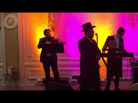 Lipa Schmeltzer singing I'm eshkocheich at wedding with Levi lesin|ליפא שמעלצר אם אשכח
