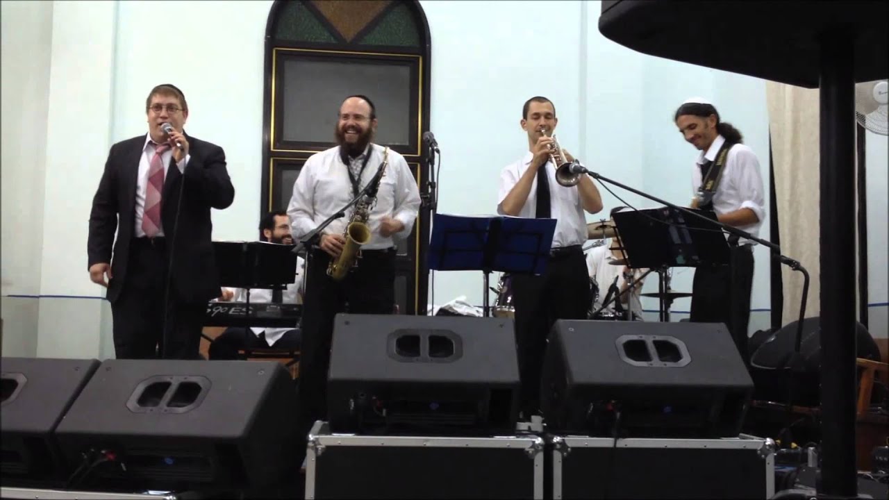 אהרלה בנדר ותזמורתו עם הזמר יוני ברגר