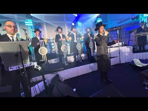 שימי שמעלצער עם התזמורת של יוסי שטענדיג בחתונת אחיו בנו של ליפא שמעלצער