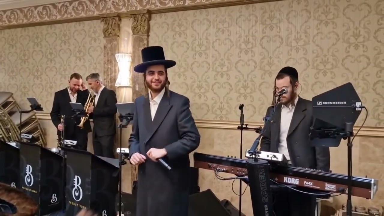 שרולי פרידמן עם הקלידן בני ברנדסדופר