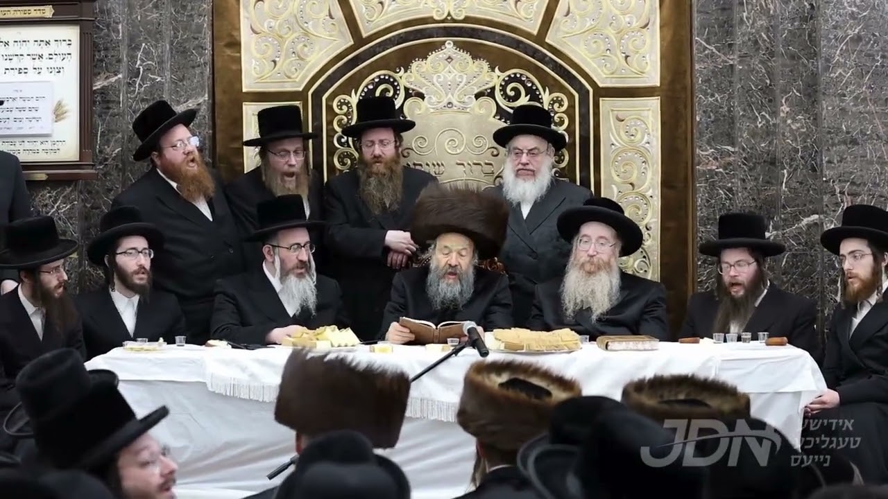 האדמו"ר מבאבוב-45 ביי די תפילות און לחיים לרגל ר"ח סיון, אין ביהמ"ד באבוב-45 אין מאנסי