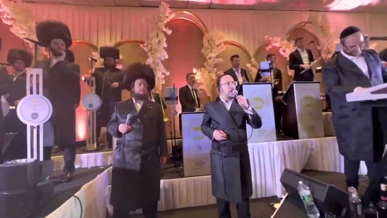 ״חתונה מדהימה״ עם ליפא שמעלצער - יששכר גוטמן עם הקלידן מוטי ברייער ומקהלת שירה