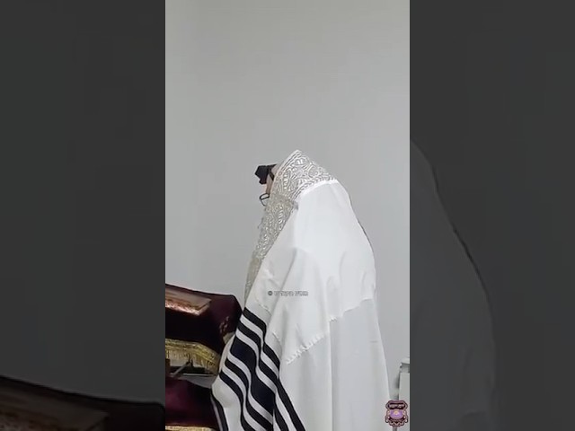 Klausenburg Rebbe Blowing Shafor after Davening Shachris - on vacation in Yerushalayim | קלויזנבורג