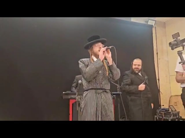 ״אח של״ ארהלה סמט (אברהם יצחק) משמח בחתונה של אלי שפריי אחרי שאחיו תקוע בארה״ב עקב המלחמה