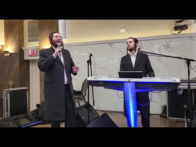 שמוליק קליין שר בערי וובר עם הקלידן מנדי ברנדויין