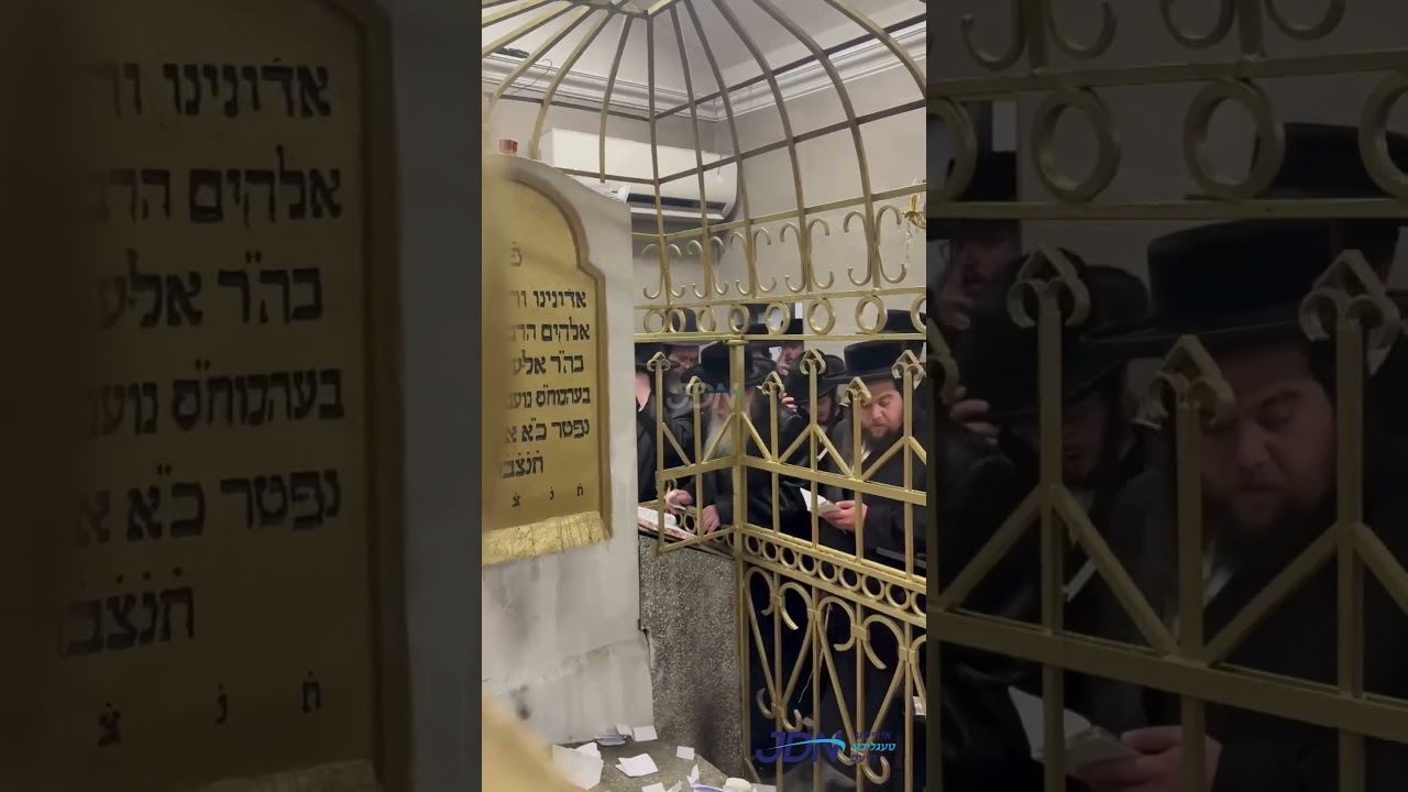 האדמו"ר מטאהש איז מתפלל ביים ציון הרה"ק רבי ר' אלימלך מליזעסק זי"ע