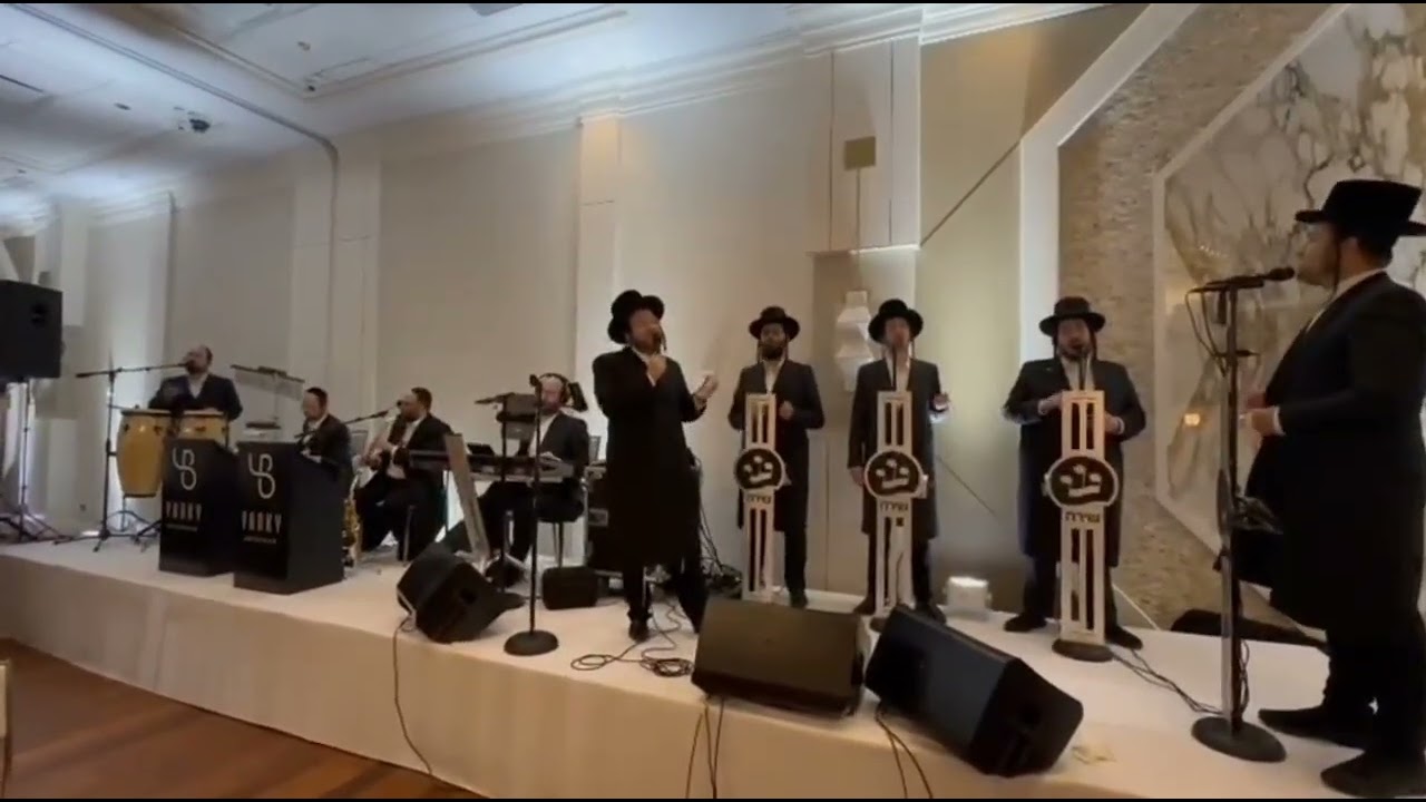 הכנסת ספר תורה עם מקהלת שירה ויעקב שלמה גרוס ותזמורת של יענקי בריסקמן