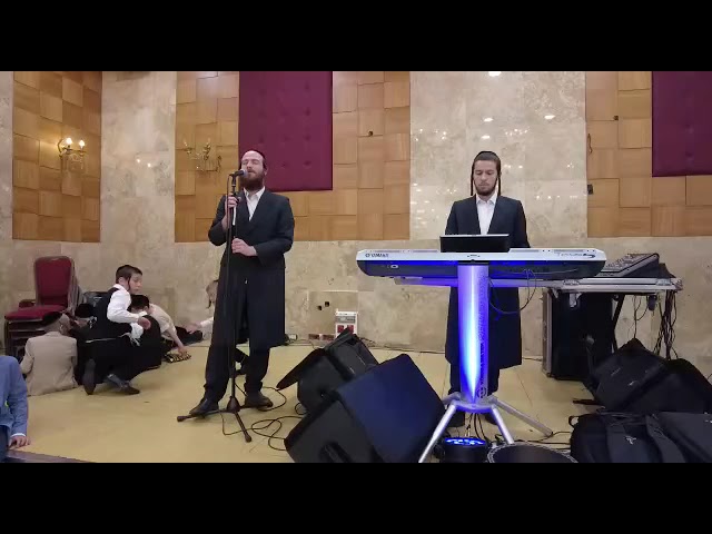 הזמר אבריימי לונגר עם הקלידן מנדי ברנדויין