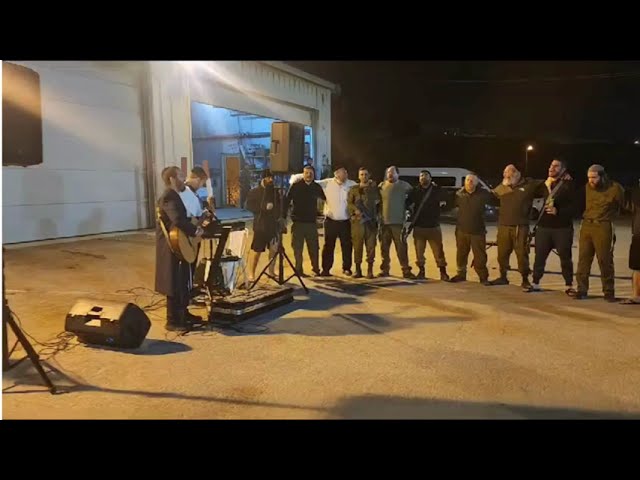 חיים מרדכי עקשטיין & הקלידן מעכל שטרן משמחים בבסיס צה"ל 2 (מבצע חרבות ברזל 2023)