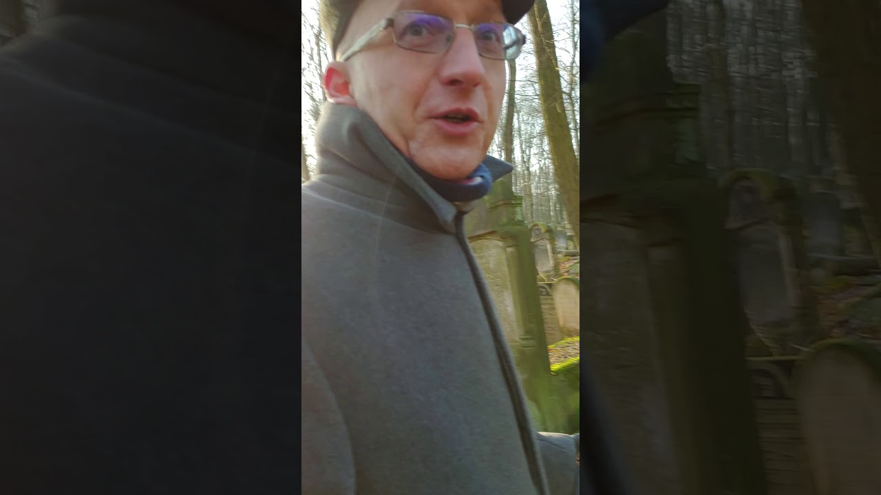 Warsaw Tour w R' Dalfin - Coming to Reb Chaim's Gravesite