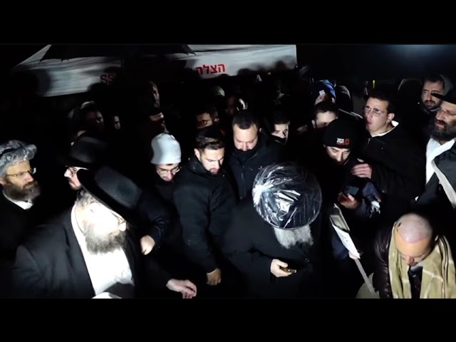 Levaya of Murdered UAE Shliach Rabbi Zvi Kogan as he is Buried Jews Sing Ani Mamin אני מאמין