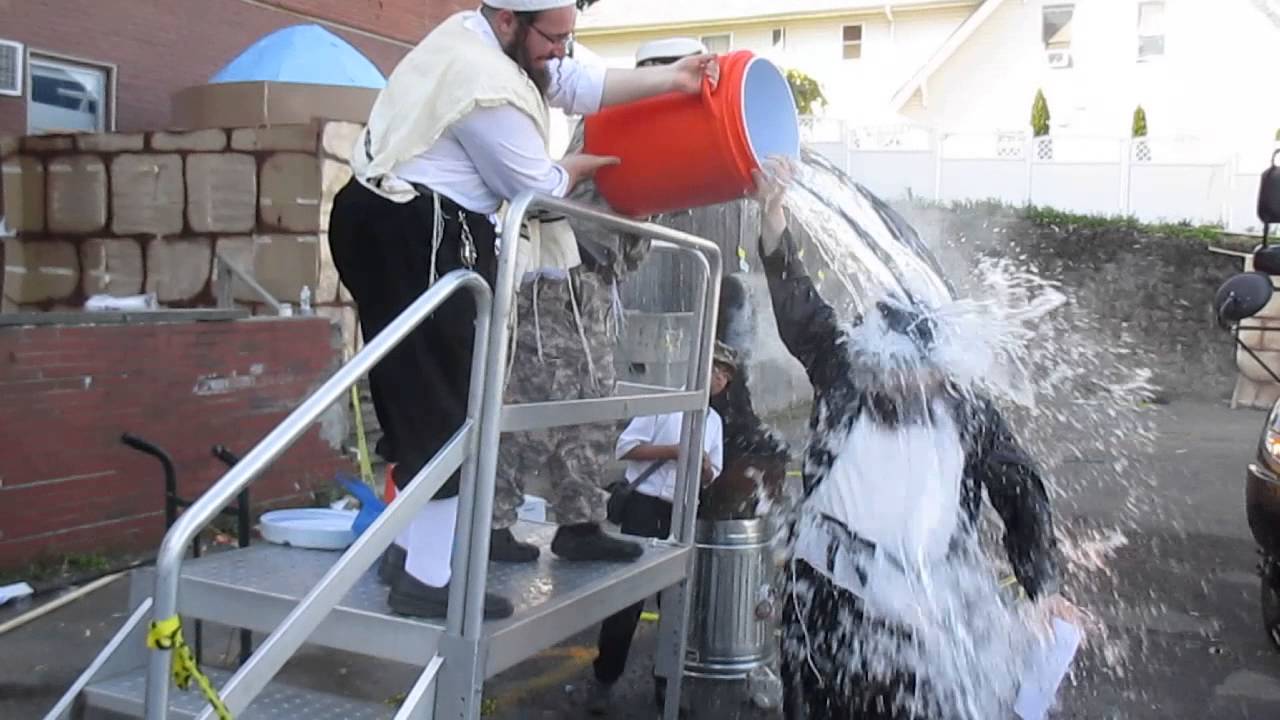 מנשה לוסטיג מאתגר בדלי קרח:Menashe Lustig do the ice bucket challenge