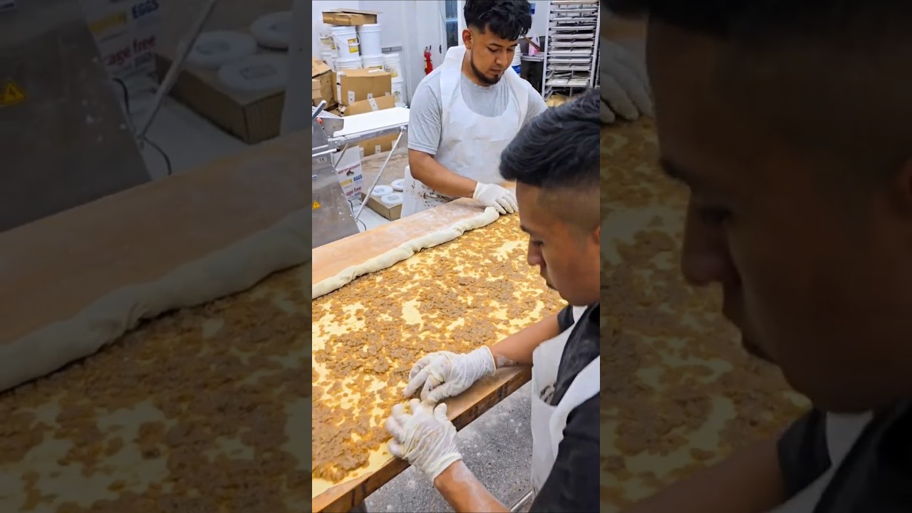 How Taam Eden Makes Their Legendary Onion Kugel 🍴 Monticello NY מיט'ן סקווירא טעם.
