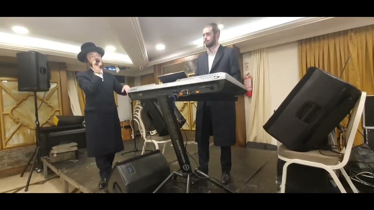שוכי גולדשטיין עם הקלידן צביקי רובין