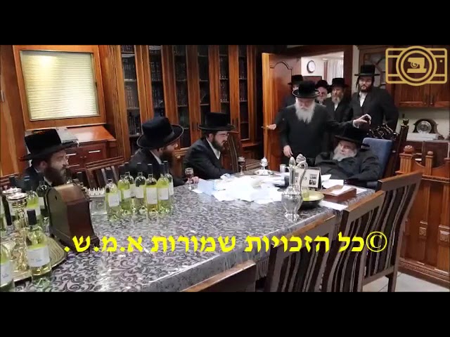 החתן בן כ"ק אדמו"ר מסאדיגורא זצ"ל ביים מקבל זיין ברכת הקודש פון כ"ק אדמו"ר מבעלזא  לרגל נשואיו