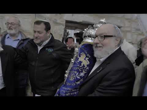 Jonathan Pollard Dedicated a New Sefer Torah to Kever Yosef | יהונתן פולארד הכניס ספר תורה לקבר יוסף