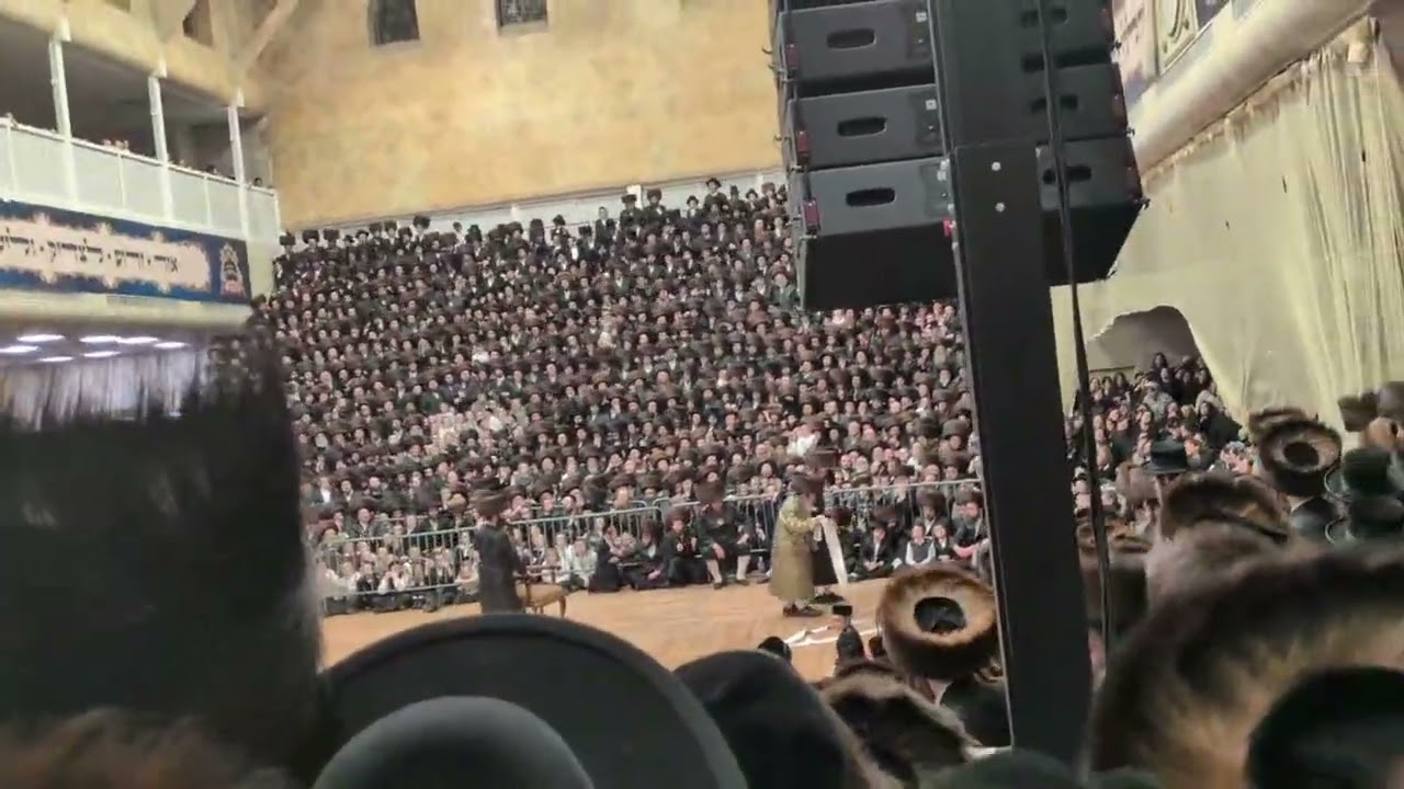 Viznitz Rebbe Dances Mitzvah Tantz At His Einikel's Wedding - Kislev 5786