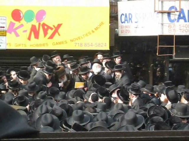 כ"ק אדמו"ר מסקולען זצ"ל בעת קידוש החמה
