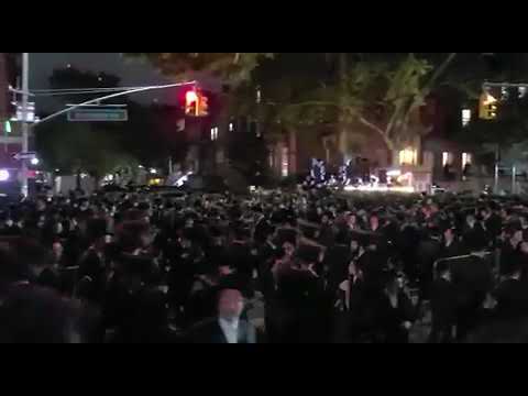 באגלייטן מוצאי חג הסוכות בחצר הקודש סאטמאר