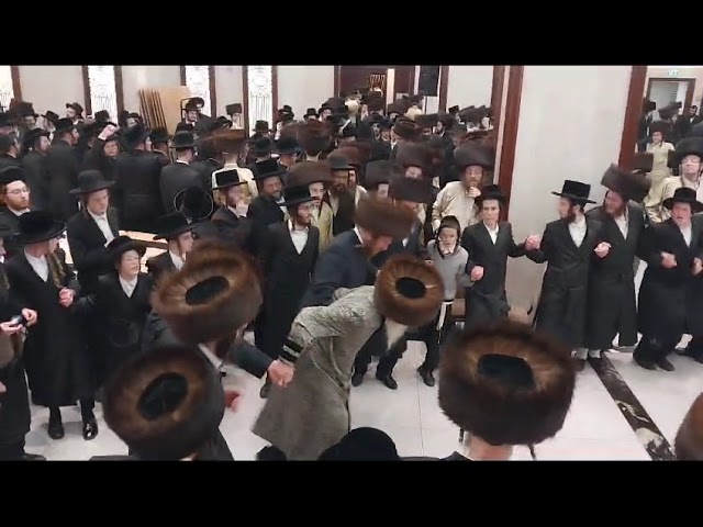 האדמו"ר מהארנסטייפאל שליט"א בריקוד בשמחת נישואי נכדו