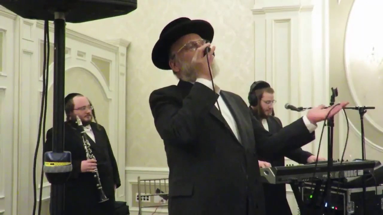Michoel schnitzler singing at a recent wedding with avrumi berko and clarinet. Enjoy!