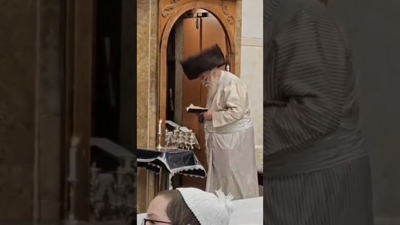 האדמו"ר מתולדות אהרן בהדלקת נר ה' דחנוכה ליתומי ואלמנות החסידות