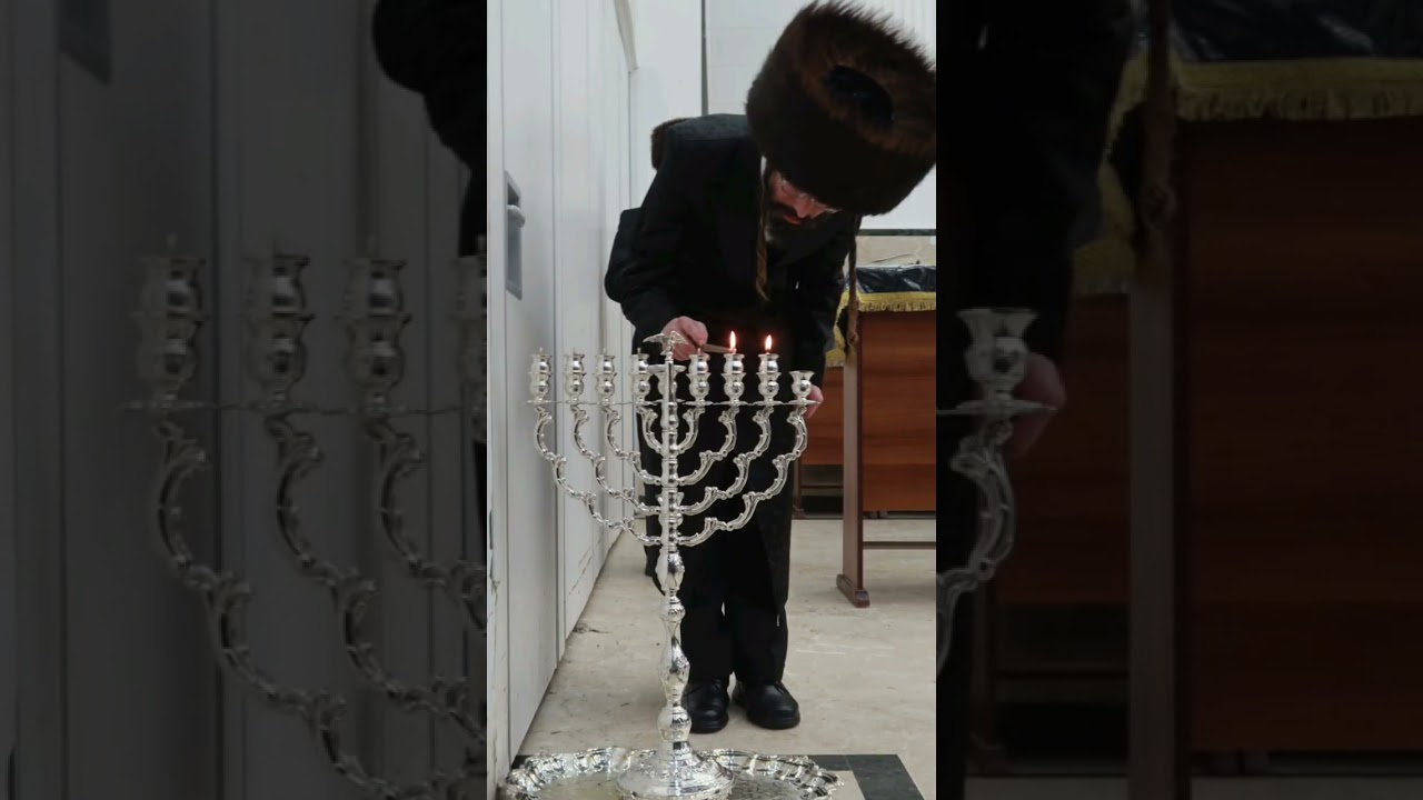 הדלקת נרות חנוכה,           כ''ק מרן האדמו"ר מזוועהיל שליט"א