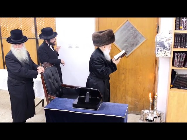 Zos Chanukkah 5786 With Botoshan Rebbe