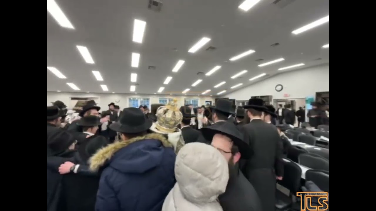 Hachnosas Sefer Torah in Lakewood in memory of Hayalda Leah Gross A”H