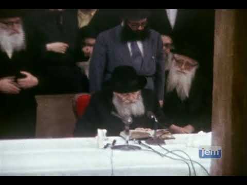 RARE Footage | The Lubavitcher Rebbe Singing Ani Maamin