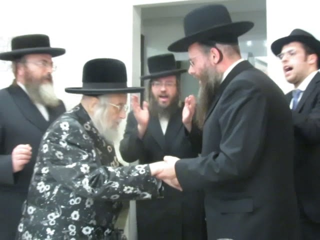 כ"ק גאב"ד ירושלים שליט"א איז זיך משתתף ביי א שבע ברכות פון א חסיד