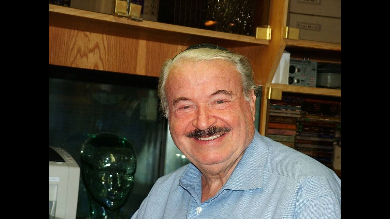 Cantor Moshe Stern Hineni Muchon Umezumon
