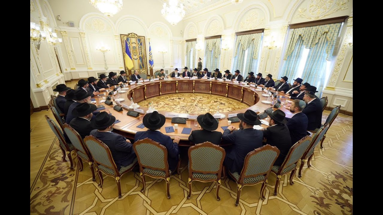 Ukraine’s President Volodymyr Zelensky Meets Chabad Shluchim Ahead of Rosh Hashana