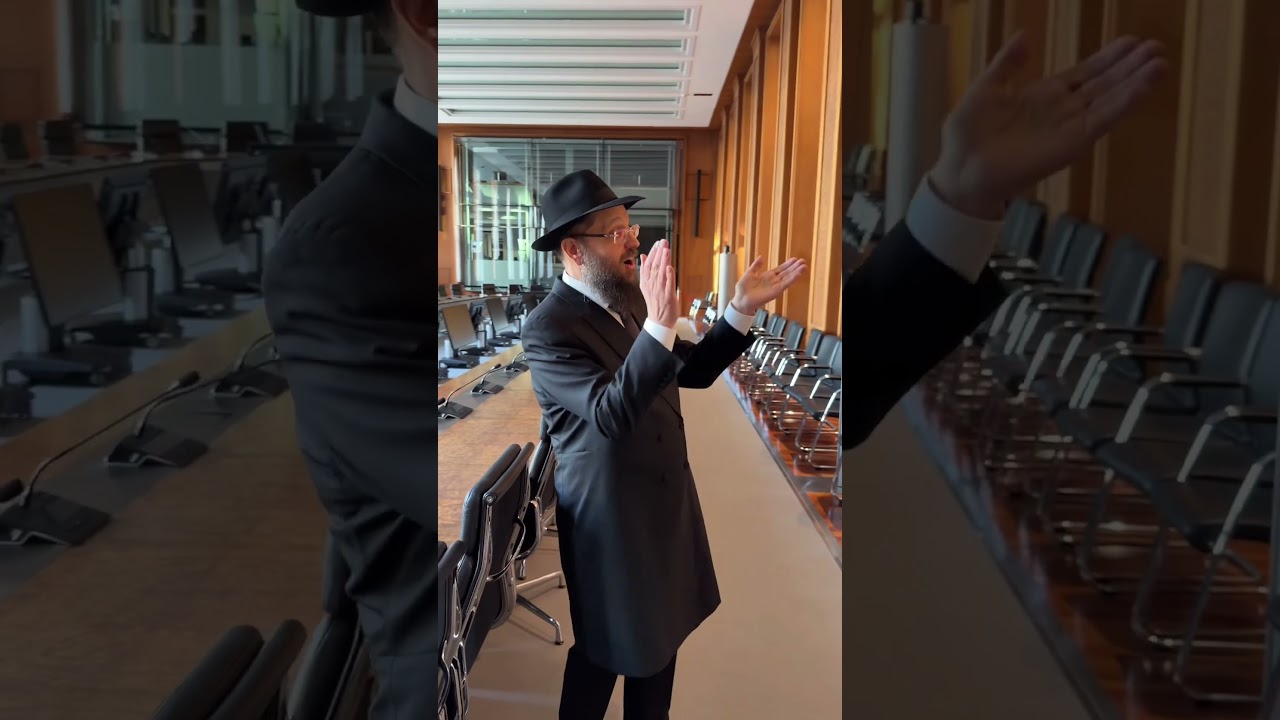 חנוכה 2026 ברלין, היטלר מתהפך בקברו