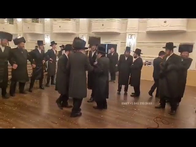 כ"ק אדמו"ר מסקולען לייקווד שליט"א בריקוד עם חתן ועם בני משפחה