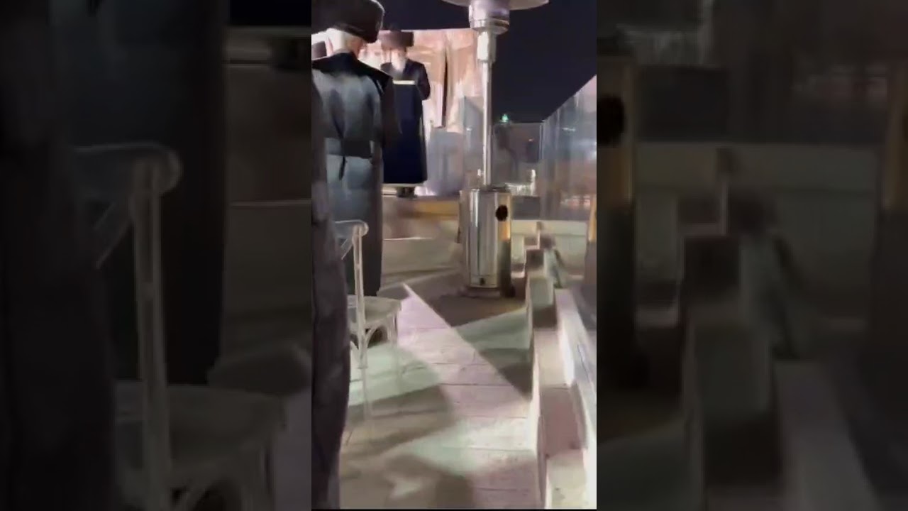 האדמו"ר מבאיאן בתפילה מול הכותל המערבי לפני השבע ברכות לנכדתו ביום הולדתו