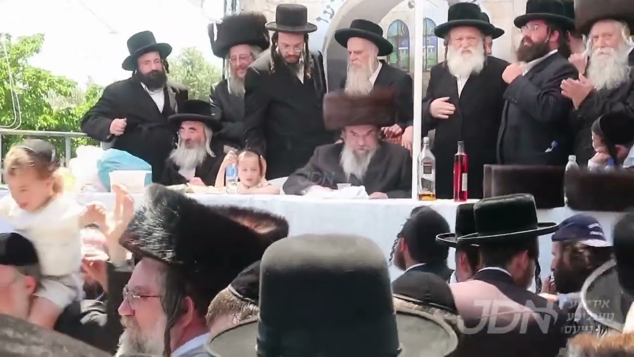 האדמו"ר מלעלוב ביים הדלקה ל"ג בעומר אין מירון